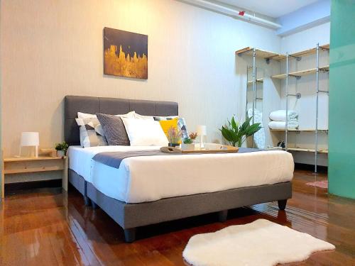 吉隆坡The Scott Garden Kuala Lumpur by BeeStay Management的一间卧室配有一张大床,上面有托盘