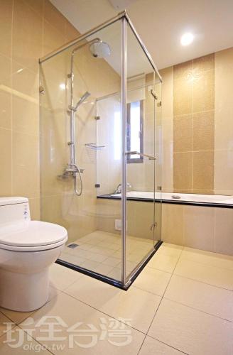 员山乡厝味民宿的一间带卫生间的浴室内的玻璃淋浴间