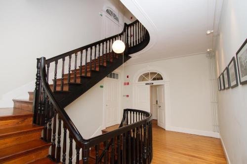 丰沙尔怀恩公寓的房屋内的楼梯,拥有白色的墙壁和木地板