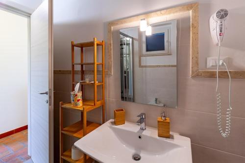马萨Le Ginestre的一间带水槽和镜子的浴室