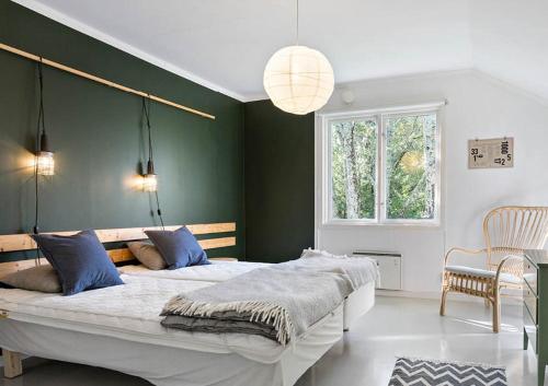 RöSågverket Höga Kusten的一间卧室设有一张大床和绿色的墙壁