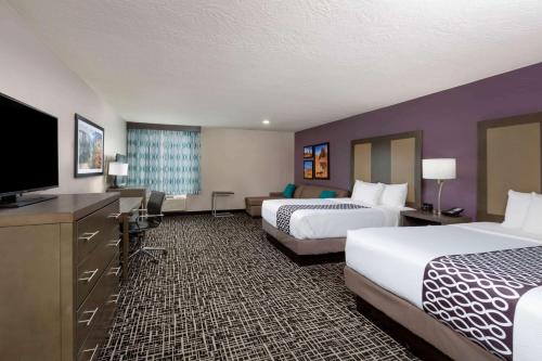 卡纳布La Quinta by Wyndham Kanab的酒店客房设有两张床和一台平面电视。