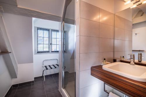 阿宰勒里多比安库赫酒店的浴室配有盥洗盆和浴缸。