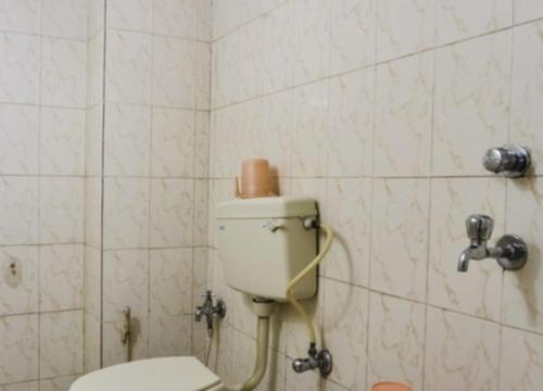 海得拉巴玛雅豪华酒店的瓷砖墙内带卫生间的浴室