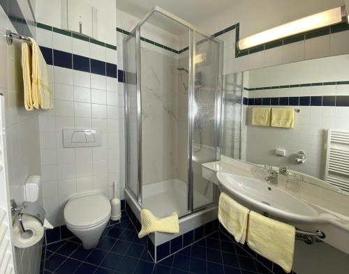 魏茨Pension Christina的浴室配有卫生间、盥洗盆和淋浴。