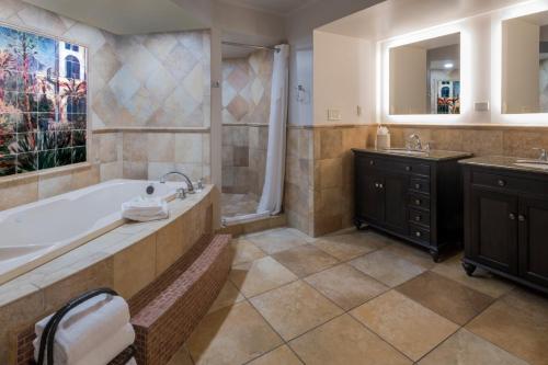 菲尼克斯场北部假日套房酒店的一间浴室