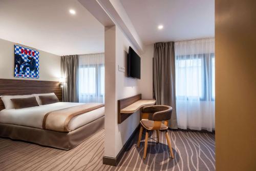 图卢兹阿尔比昂酒店的酒店客房配有一张床和一张带椅子的书桌