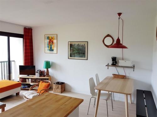 塞尼奥斯Réf 541,Seignosse Océan, Appartement 3 pièces, proche de la plage et des commerces, 4 personnes的一间带桌子的客厅和一间餐厅