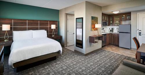 滨湖尼亚加拉Staybridge Suites Niagara-On-The-Lake, an IHG Hotel的酒店客房带一张床和一个厨房