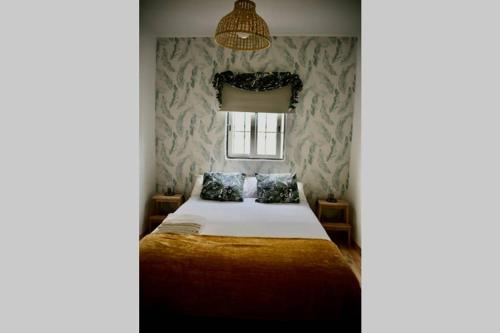 辛特拉Sintra Nomad Lodge的一间卧室设有一张大床和窗户