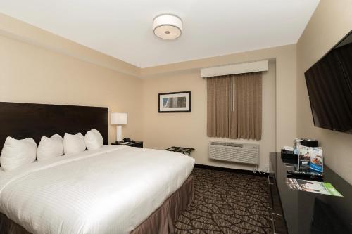 尼亚加拉瀑布瀑布塔景观酒店的酒店客房设有一张白色大床和一个窗户。