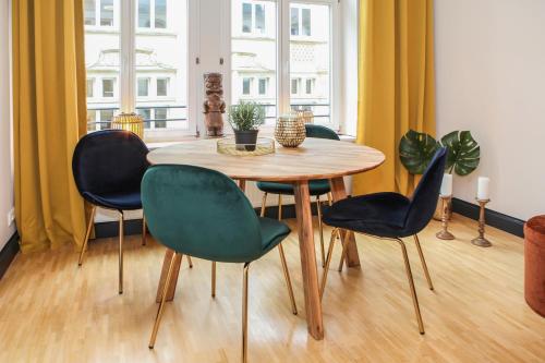 莱比锡Sleepwell Apartment - Klostersuite的一张桌子和四把椅子