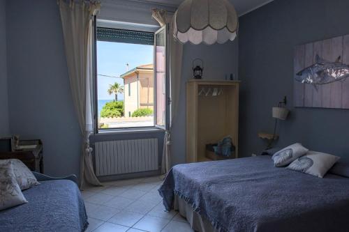 圣温琴佐Casa Amati - Sea house apartments的一间卧室设有两张床和大窗户