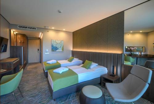 尼赖吉哈佐Hunguest Hotel Sóstó的酒店客房配有两张床和一张书桌