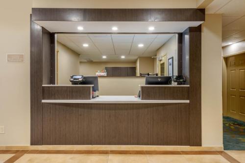 迈尔斯堡Candlewood Suites Fort Myers/Sanibel Gateway, an IHG Hotel的墙上有镜子的办公室
