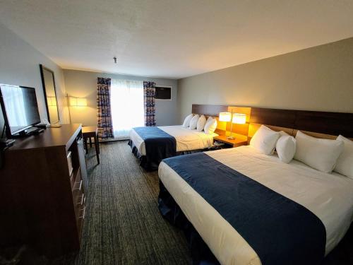 汉普顿Hampton Village Inn的酒店客房设有两张床和一台平面电视。