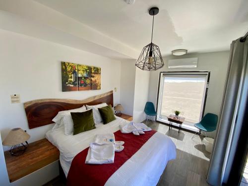 瓜达鲁佩镇Xaroma的一间卧室配有一张床,上面有两条毛巾