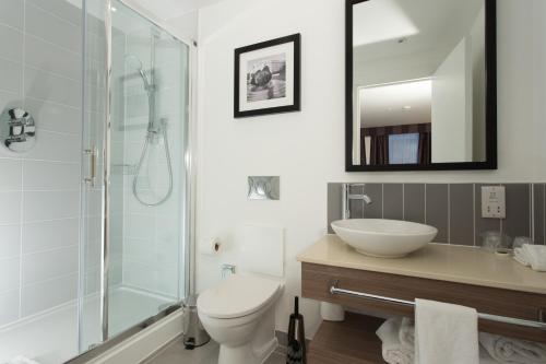 伯明翰伯明翰斯泰布里奇套房酒店的浴室配有卫生间、盥洗盆和淋浴。