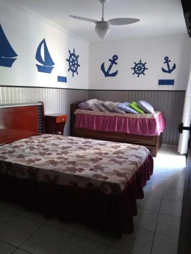 圣维森特岛Apartamento na praia do Itarare的卧室配有两张床,墙上有航标