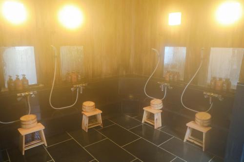 箱根Ajisai Onsen Ryokan的浴室设有3个水槽和2面镜子