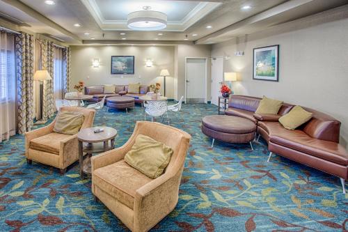 法戈法戈北达科他州立大学蜡烛套房酒店的带沙发、椅子和桌子的等候室