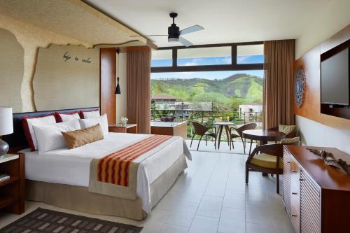 El JoboDreams Las Mareas All Inclusive的酒店客房设有一张床和一个阳台。
