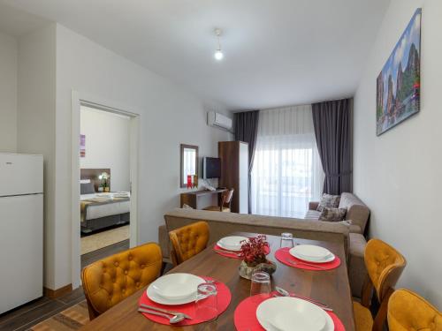 安塔利亚Grand Gulluk Hotel & Spa的厨房以及带桌椅的起居室。