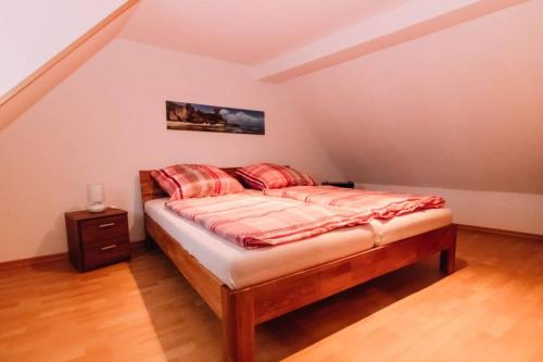 埃尔巴赫Ferienwohnung Casa del Vino的一间卧室配有一张带红色枕头的床