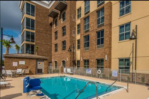 Staybridge Suites Charleston - Mount Pleasant, an IHG Hotel内部或周边的泳池