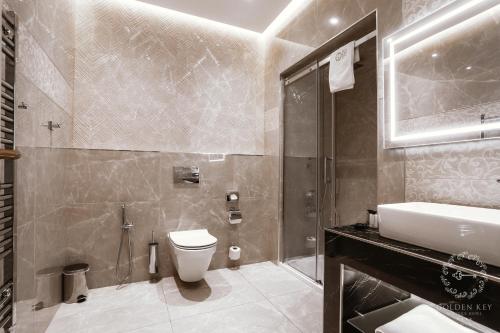 卡罗维发利Golden Key Boutique Hotel的浴室配有卫生间、盥洗盆和淋浴。