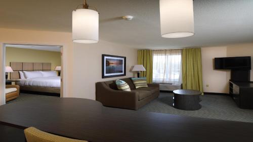 纽瓦克坎德尔伍德套房酒店 - 纽瓦克南大学区的酒店客房设有一张桌子和一张床