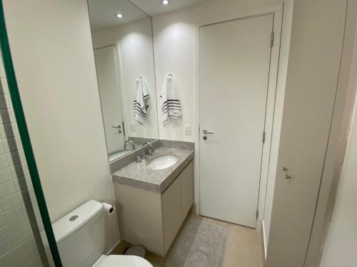 圣保罗SUA CASA NA VILA MADALENA的一间带水槽、卫生间和镜子的浴室