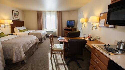 乔普林乔普林烛木套房酒店的酒店客房配有两张床和一张书桌