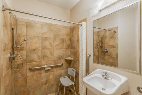 诺加利斯诺加利斯烛木套房酒店的一间带水槽和淋浴的浴室