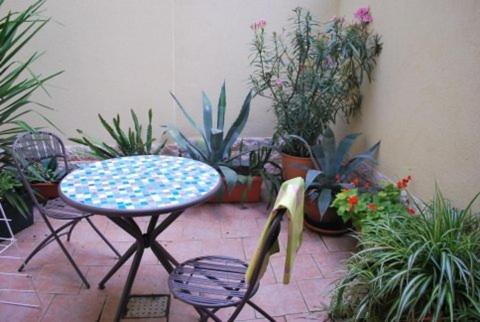 鲁法克切斯阿尔佛雷德与雷吉娜度假屋的庭院配有桌椅和植物