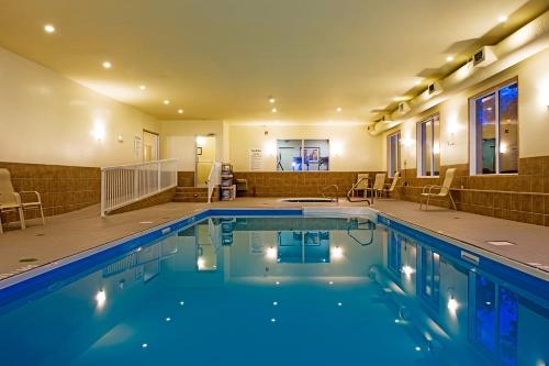里贾纳南里贾纳智选假日酒店及套房的在酒店房间的一个大型游泳池