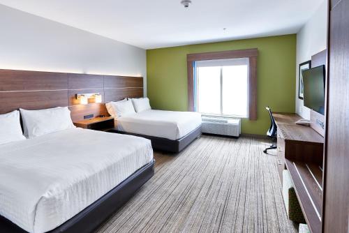 迪耶普机场智选假日酒店及套房客房内的一张或多张床位