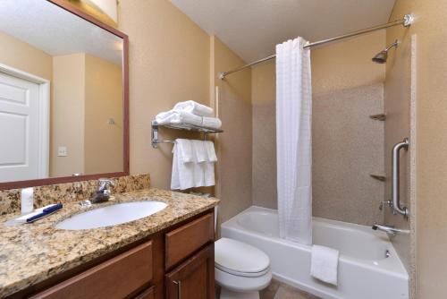 特洛克特洛克烛木套房酒店的一间带水槽、卫生间和淋浴的浴室