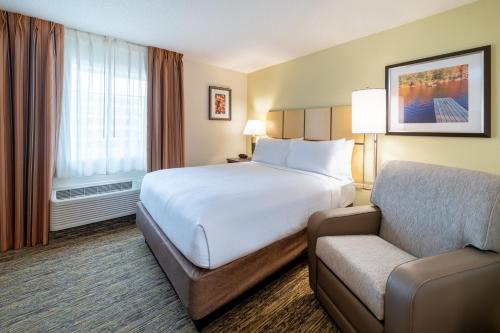 赫恩登赫恩登华盛顿杜勒斯烛木套房酒店的酒店客房,配有床和沙发