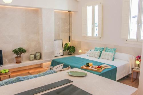 马略卡岛帕尔马The Boc Suites的客厅配有床和桌子