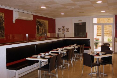 布拉内斯里贾纳旅馆的一间带长桌和椅子的用餐室