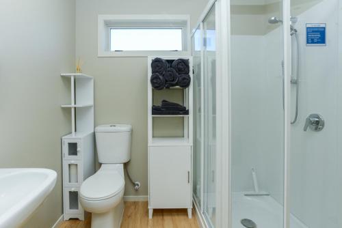 WaimaramaWaimarama Wonder - Waimarama Holiday Home的白色的浴室设有卫生间和淋浴。