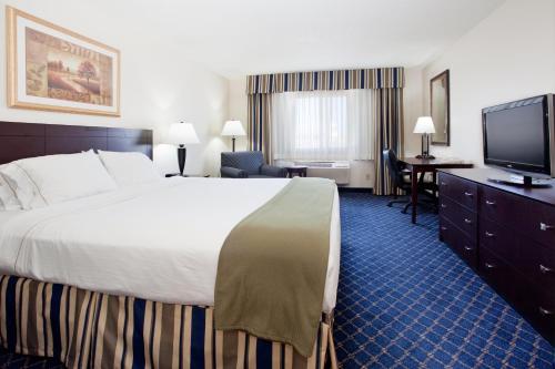托林顿智选假日酒店&套房客房内的一张或多张床位