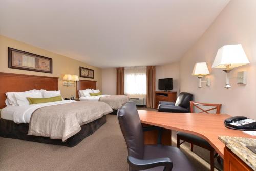 威利斯顿维利斯顿烛木套房酒店的酒店客房配有两张床和一张书桌