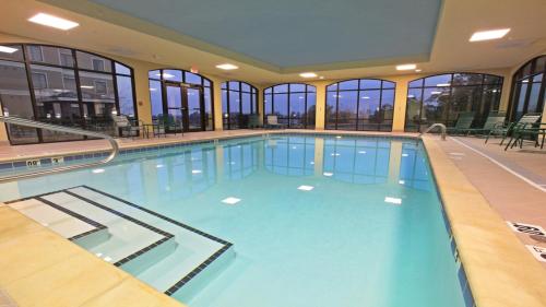 温泉城温泉驻桥套房酒店的大楼内一个蓝色的大型游泳池