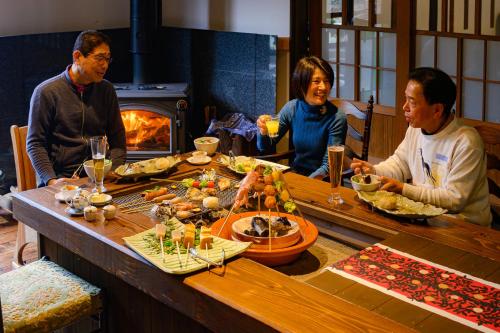 佐贺市Sanchouka的一群人坐在桌子旁吃着食物