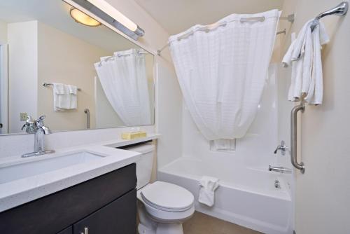 哈里斯堡-赫尔希烛木套房酒店的一间浴室