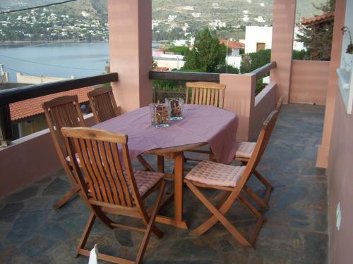 派尔季卡Calma的美景阳台配有桌椅