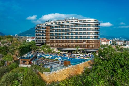 阿拉尼亚Michell Hotel & Spa - Adult Only - Ultra All Inclusive的一座带游泳池和度假村的酒店