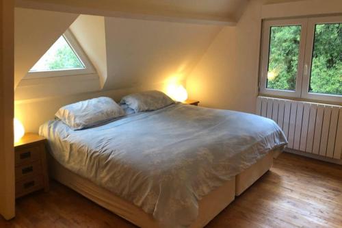 拉罗克加雅克La Vue D'Or的一间卧室配有一张带两个枕头的床
